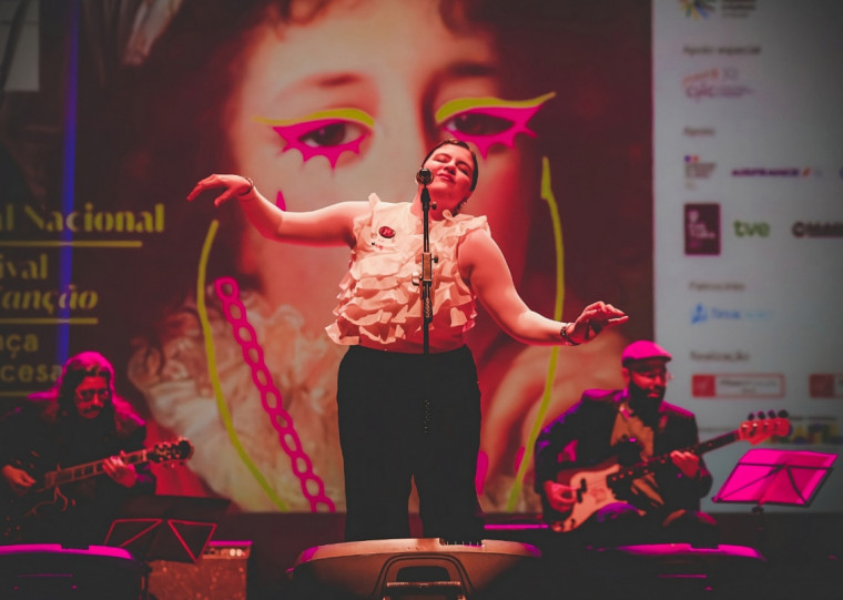 Dez finalistas concorrem a uma viagem para Paris em evento no Teatro Simões Lopes Neto; Mariana Estol foi a vencedora em 2024