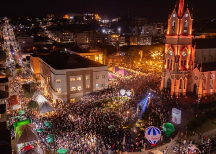 Festival do Grostoli reuniu mais de 80 mil pessoas em abril no Centro Hist&oacute;rico de Garibaldi, e comercializou mais de 700 mil unidades da iguaria | Prefeitura de Garibaldi/Divulga&ccedil;&atilde;o/Cidades
