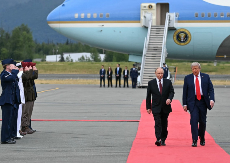 Chegada de Vladimir Putin a solo americano foi cercada de mistério e marcada por um show de simbolismo militarista
