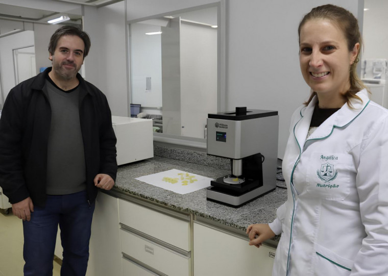 Os pesquisadores Juliano Barin e Angélica Kaufmann no laboratório de pesquisa do prédio 44E da UFSM