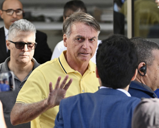 Grupos trocam empurrões em frente a condomínio do ex-presidente Jair Bolsonaro