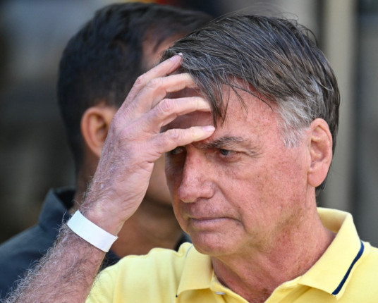 Bolsonaro deixa hospital do DF com quadro de infecções pulmonares residuais