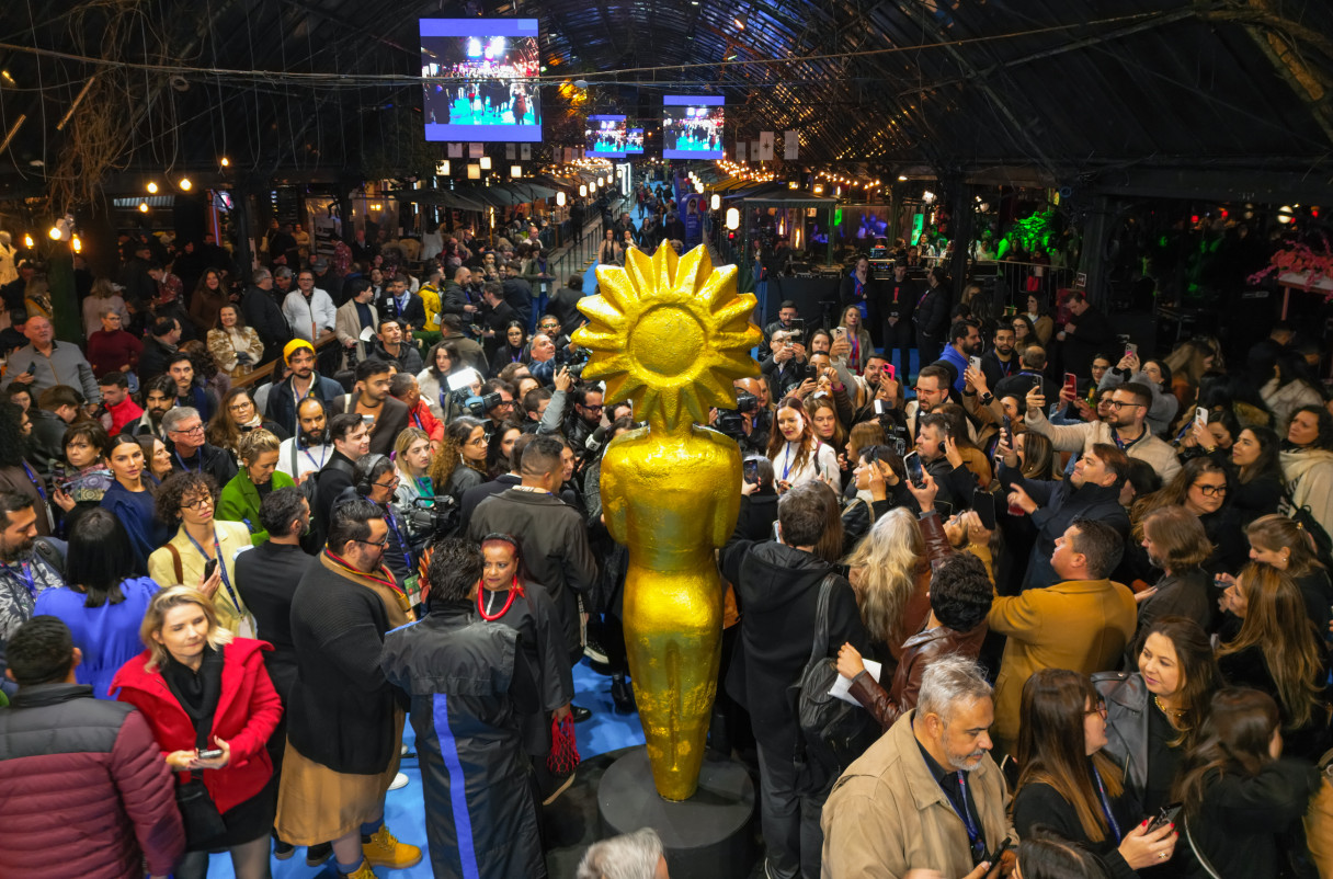 Famosa Rua Coberta (desta vez de tapete azul) teve grande público no primeiro dia de filmes no Palácio dos Festivais | DIEGO VARA/PRESSPHOTO/DIVULGAÇÃO/JC