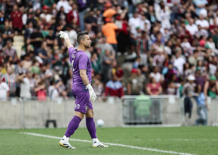 Fábio vai completar 1.390 jogos, igualando a marca do goleiro inglês Peter Shilton