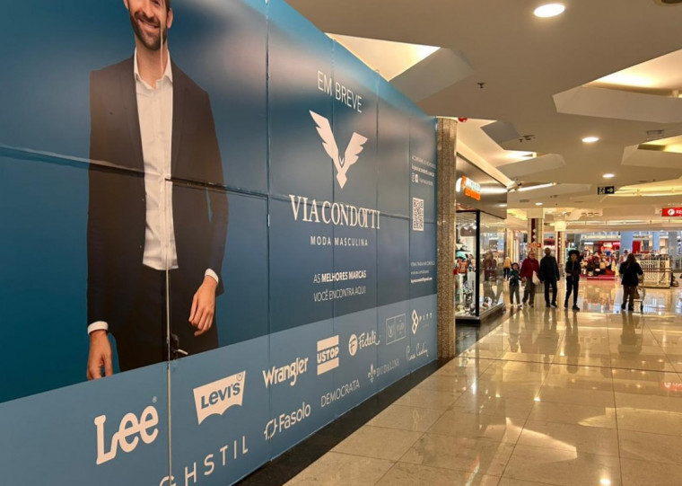 Via Condotti, que é de Porto Alegre, colocou adesivo na futura loja no Bourbon Ipiranga