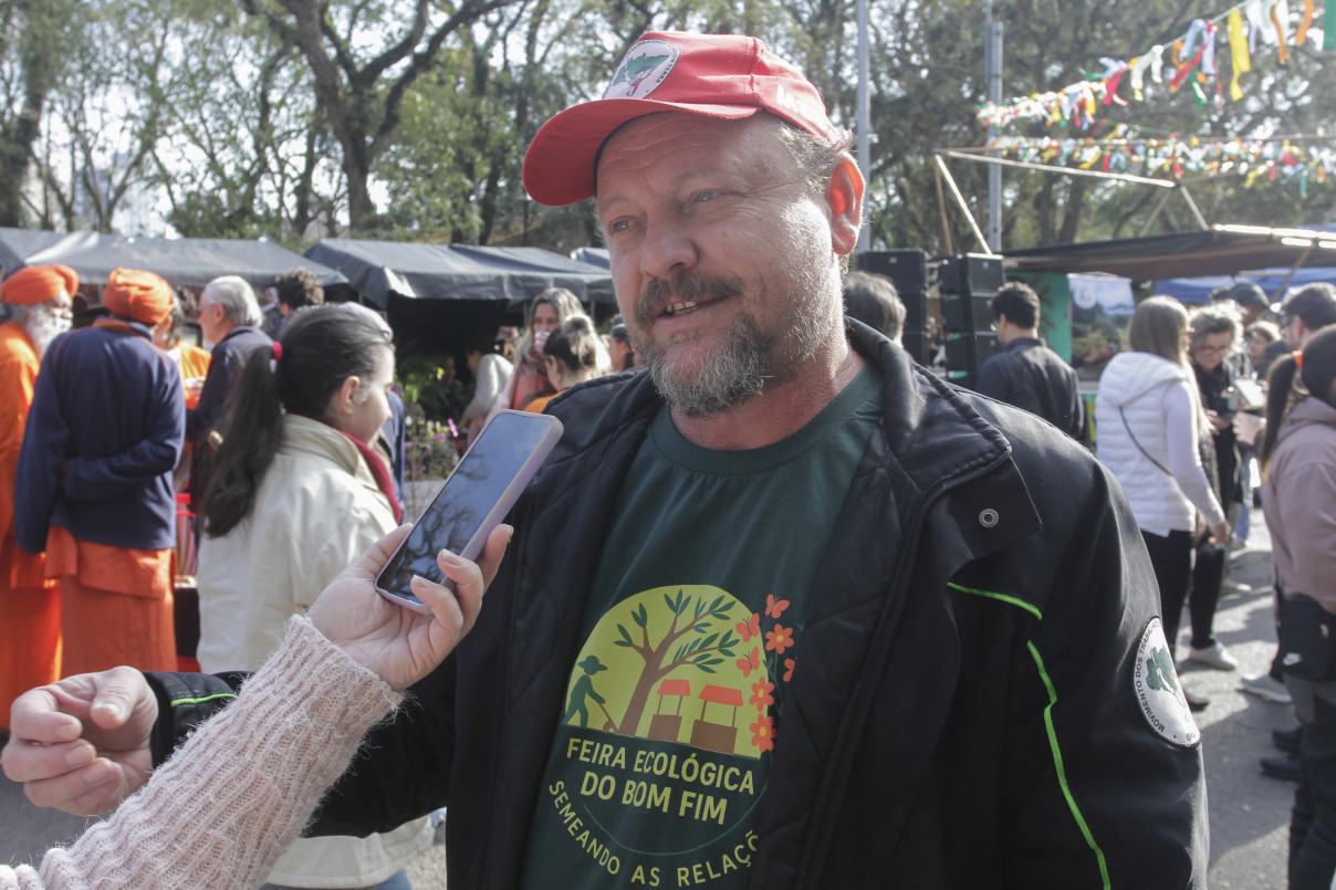 {'nm_midia_inter_thumb1':'https://www.jornaldocomercio.com/_midias/jpg/2025/08/17/206x137/1_250816_sab_1000_eo_feira__71__1-11364683.jpg', 'id_midia_tipo':'2', 'id_tetag_galer':'', 'id_midia':'68a1d5a59c2c1', 'cd_midia':11364683, 'ds_midia_link': 'https://www.jornaldocomercio.com/_midias/jpg/2025/08/17/250816_sab_1000_eo_feira__71__1-11364683.jpg', 'ds_midia': 'Aniversário da Feira Ecológica da Redenção', 'ds_midia_credi': 'EVANDRO OLIVEIRA/JC', 'ds_midia_titlo': 'Aniversário da Feira Ecológica da Redenção', 'cd_tetag': '58', 'cd_midia_w': '1208', 'cd_midia_h': '805', 'align': 'Left'}