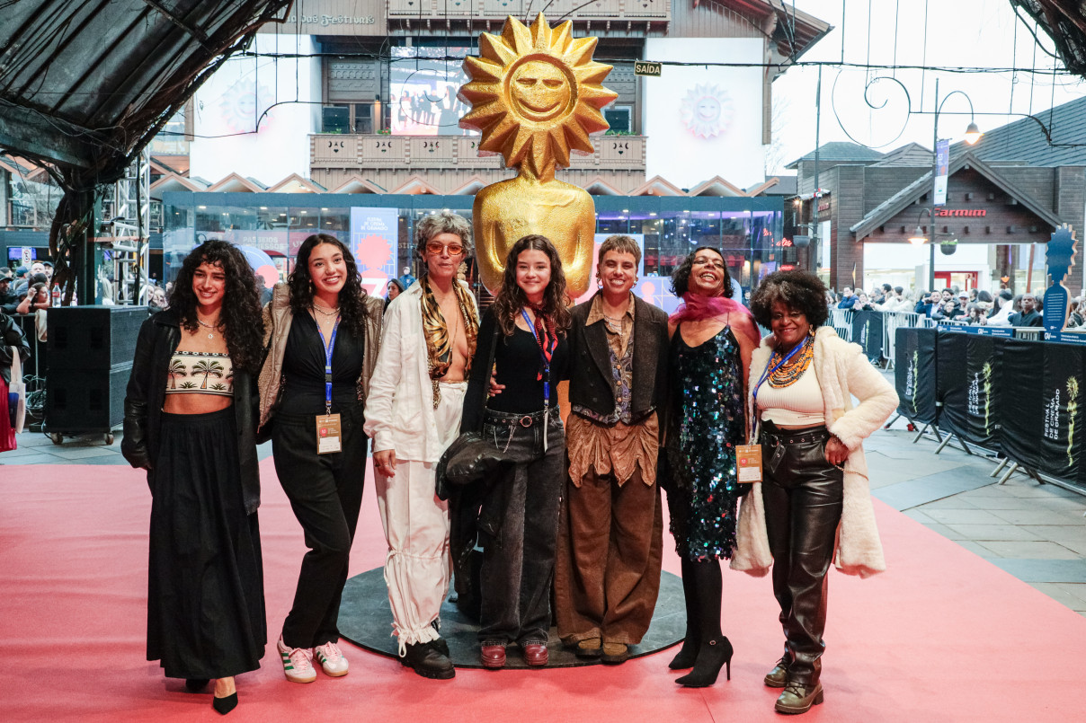 Equipe do longa-metragem brasileiro "N&oacute;", de La&iacute;s Melo, que abriu a mostra competitiva de longas no Pal&aacute;cio dos Festivais | CLEITON THIELE/PRESSPHOTO/DIVULGA&Ccedil;&Atilde;O/JC