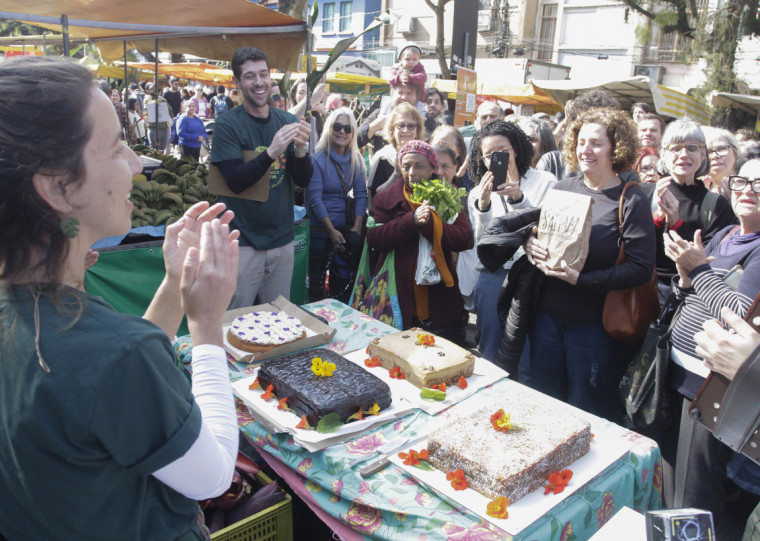 Anivers&aacute;rio da Feira Ecol&oacute;gica do Bom Fim teve parab&eacute;ns e distribui&ccedil;&atilde;o de bolo