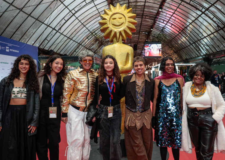 Estreia de Laís Melo na direção de longas-metragens, 'Nó' foi atração no Palácio dos Festivais no sábado (16)