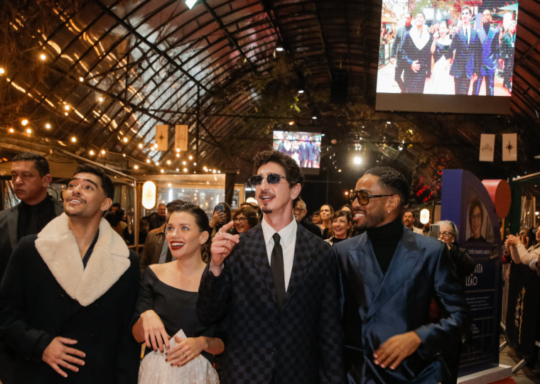 Equipe da s&eacute;rie "Mascaras de Oxig&ecirc;nio N&atilde;o Cair&atilde;o Automaticamente" causou empolga&ccedil;&atilde;o no p&uacute;blico presente &agrave; Rua Coberta 