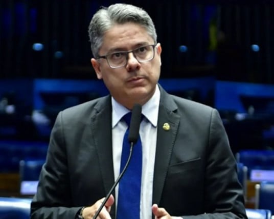 Senador obtém assinaturas para abrir CPI contra Moraes e Toffoli por caso Master