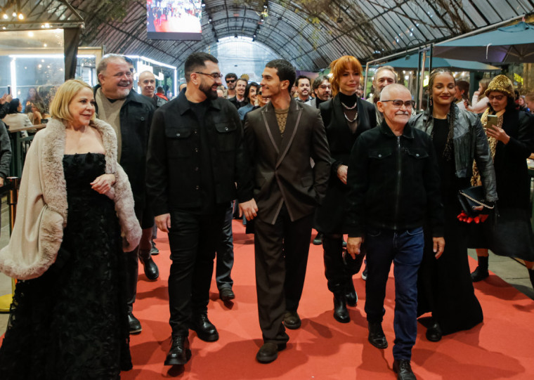 Longa de Douglas Soares une história fictícia com personagens reais para falar de subcelebridades da TV ao vivo