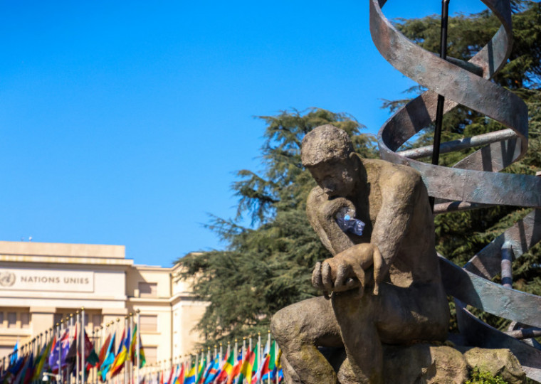 Exposta em frente ao prédio da ONU, obra 
'O fardo do Pensador', do artista e ativista Benjamin Von Wong, é provocação sobre consumo de plástico