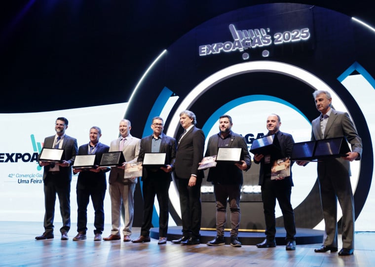 Nove empresas foram homenageadas durante a Expoagas 2025 no Teatro da Fiergs
