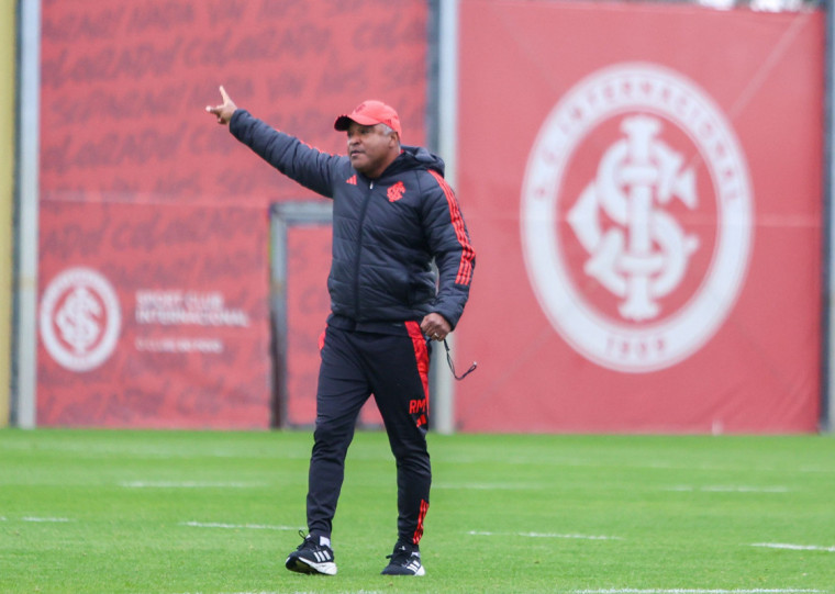 Surpresa na escalação de Roger pode ser o atacante Borré 