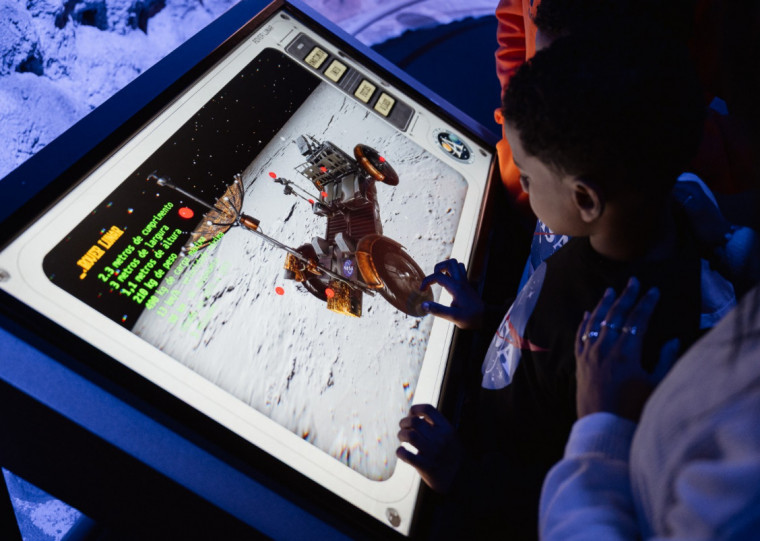 O local possui mais de 270 itens originais utilizados por astronautas como jornais da época, equipamentos e trajes