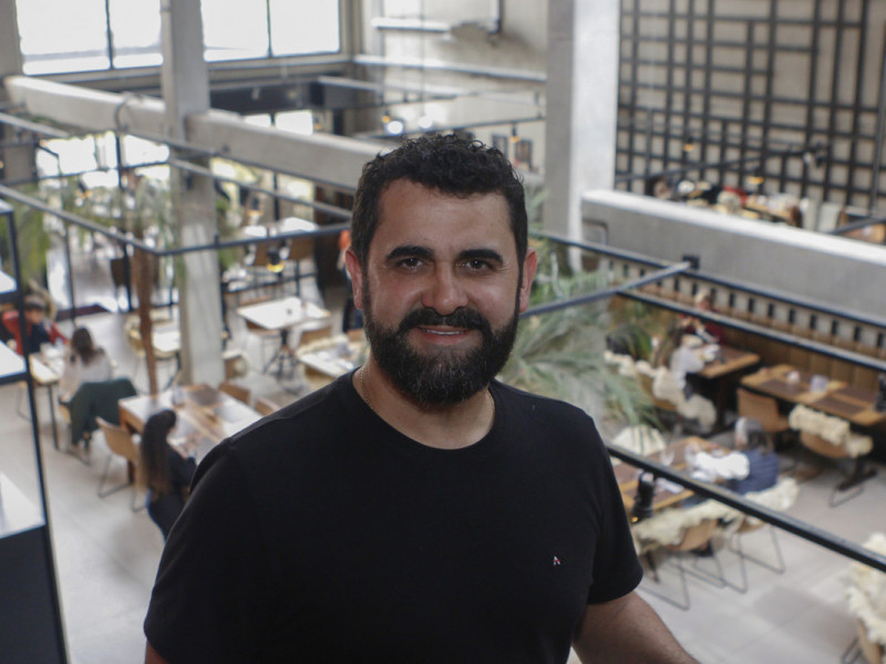 Tiago Leite é o empreendedor à frente do Grupo Leiteria, que conta com cinco operações na Capital Foto: BRENO BAUER/JC