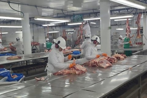 China suspende três frigoríficos brasileiros após irregularidades
