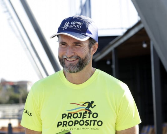 Em Porto Alegre, recordista que correu uma maratona ao dia por um ano fala sobre projetos