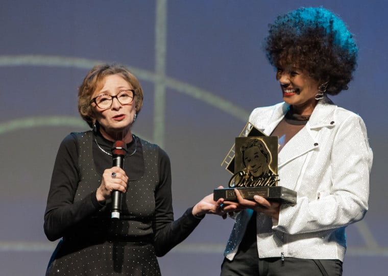 Atriz, que entrou para a história do cinema como Macabéa em A Hora da Estrela, recebeu homenagem das mãos da atriz e jurada Isabel Fillardis