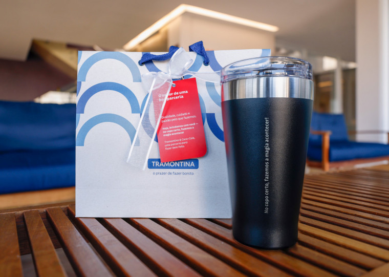 Visitantes ganham o copo da Tramontina personalizado com ambas as marcas