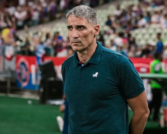 Em crise após goleada, Santos chega a acordo para assinar com Vojvoda