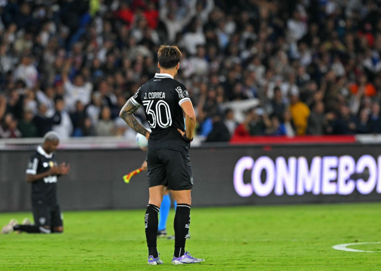  O time carioca foi até o estádio Rodrigo Paz Delgado para encarar a LDU e acabou derotado por 2 a 0