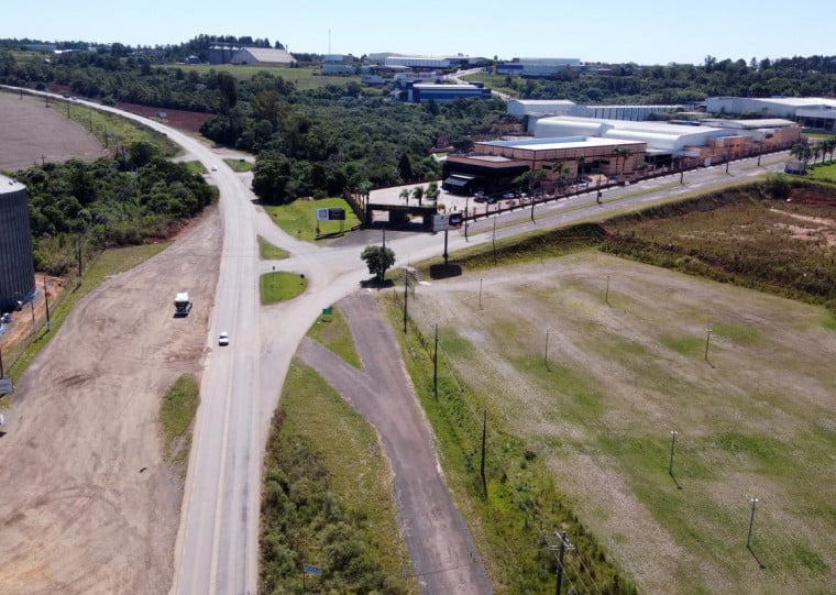 Para abrigar as grandes empresas, Passo Fundo conta, atualmente, com dois distritos industriais; no bairro Valinhos, a Noroeste, o Distrito Industrial Paulo Rossato aloca 36 empresas, gerando, pelo menos, 2 mil empregos