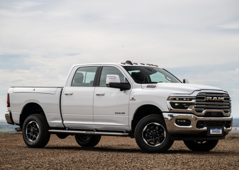 Devido à altura elevada do utilitário, acesso à caçamba é facilitado por um degrau retrátil