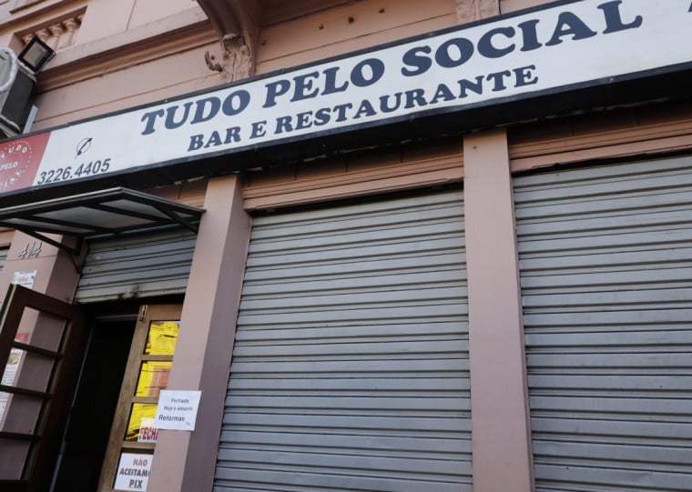 Restaurante colou cartaz dizendo que ficará fechado por dois dias