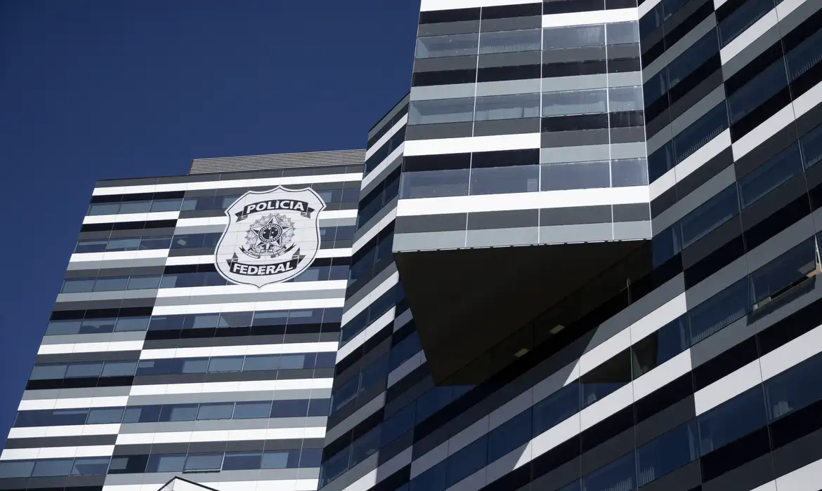 Na ocasião, Bolsonaro já estava proibido por Moraes de usar suas próprias redes sociais e de terceiros