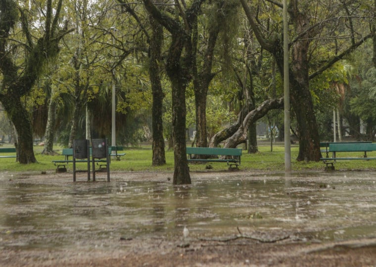 Na quarta e na quinta-feira, a chuva tende a ser mais abrangente e persistente, inclusive &agrave; noite