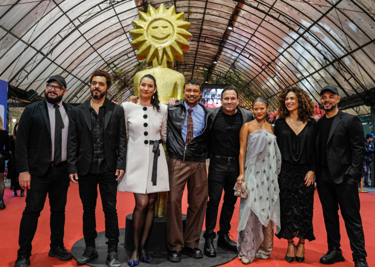 Equipe do longa-metragem brasileiro 'Cinco Tipos de Medo', de Bruno Bini, exibido no Palácio dos Festivais na quinta-feira (21)