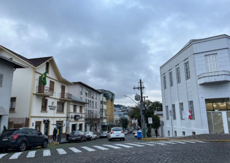 Ruas de paralelepípedos e sistema elétrico subterrâneo garantem aparência nostálgica ao Centro Histórico de Garibaldi
