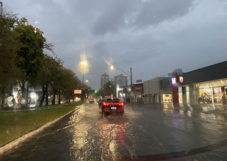 Na Zona Sul, há acúmulo de água na avenida Wenceslau Escobar, próximo à Otto