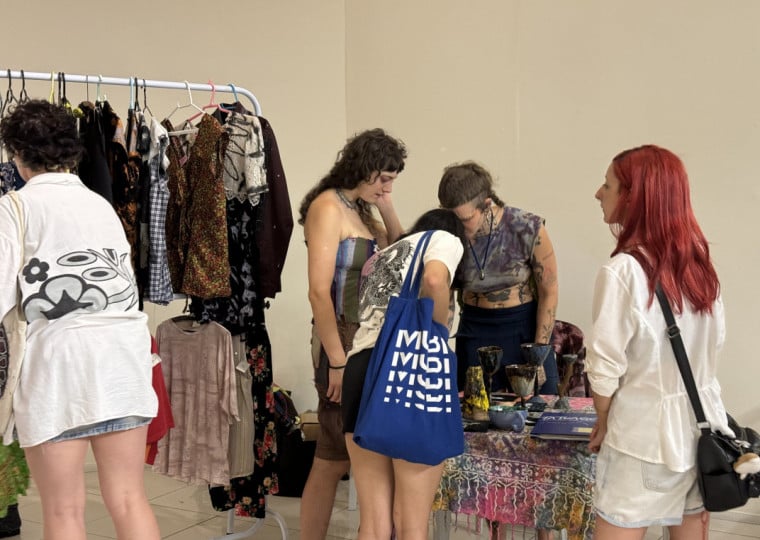 Feira de Arte O Arquipélago chega à 4ª edição no Espaço Força e Luz
Evento integra o Dia do Patrimônio Cultural e reúne artistas, coletivos e marcas independentes
