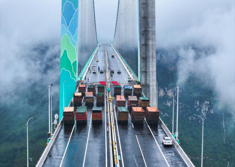Ao todo 18 caminhões, pesando um total de 630 toneladas, foram mobilizados em testes