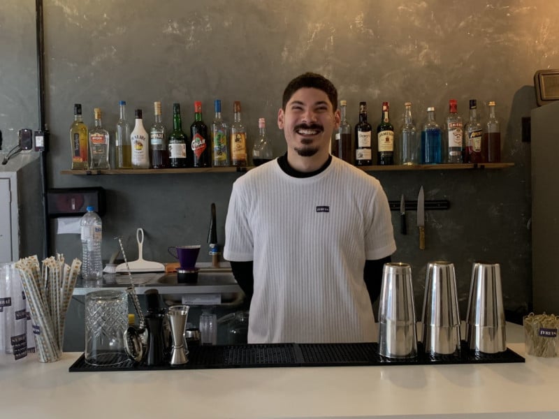 Os drinks do J'Freys s&atilde;o autorais e feitos na hora pelo barman Pedro Bandeira<br />Foto: DENER PEDRO/ESPECIAL/JC