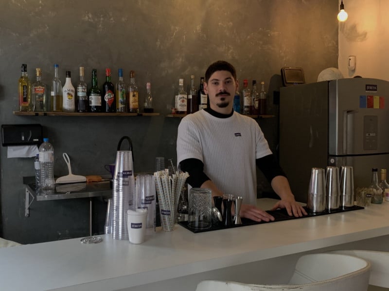 O bartender Pedro Bandeira levou para o J'Freys as experiências adquiridas em outros bares Foto: DENER PEDRO/ESPECIAL/JC