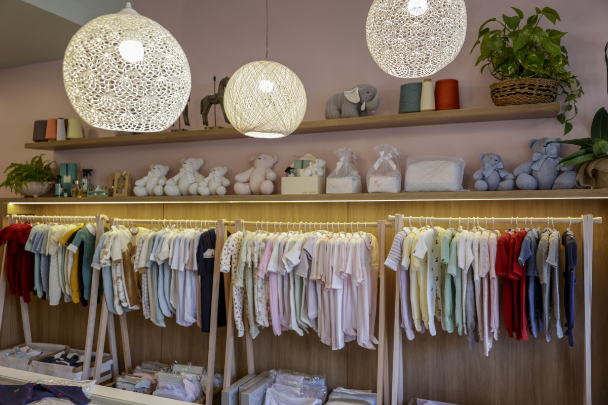 Peças para a demanda de recém-nascidos têm detalhes bordados à mão | TÂNIA MEINERZ/JC