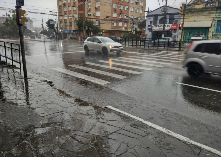 O alerta meteorológico permanece em vigor até a noite deste sábado