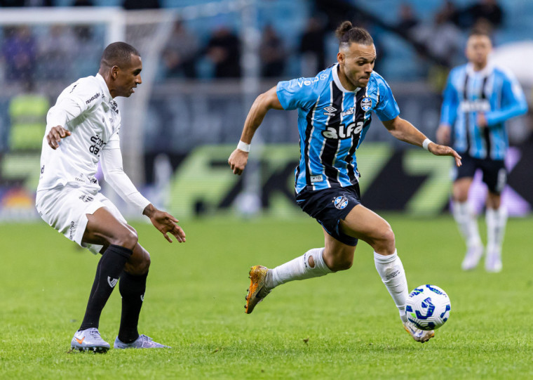 Braithwaite saiu de campo vaiado pelos torcedores na Arena