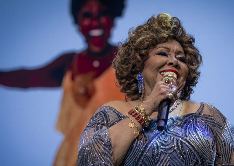 Sambista se apresentou no Auditório Araújo Vianna, neste sábado (23), e emocionou público com hits da carreira