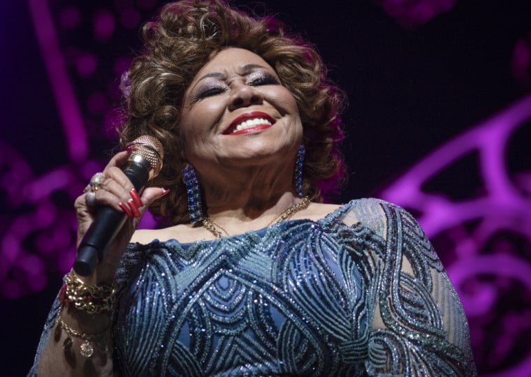 A artista sobe ao palco para um espetáculo que celebra mais de cinco décadas de carreira