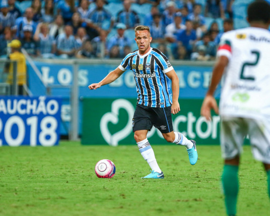 De volta ao Grêmio, Arthur desembarca em Porto Alegre