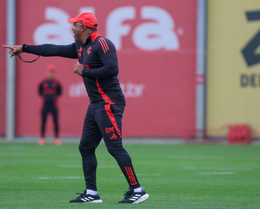 Com pressão acumulada, Roger Machado inicia semana decisiva no Inter