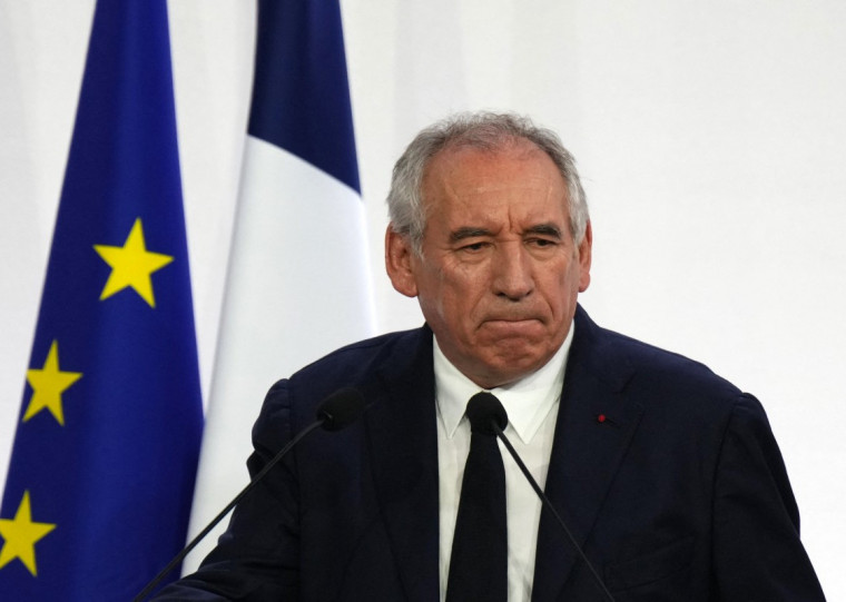 Bayrou afirmou que a votação servirá para validar orçamento de quase € 44 bilhões