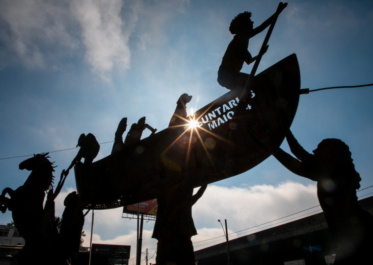 Obra, criada pelo escultor Ricardo Cardoso, foi instalada em uma praça da cidade
