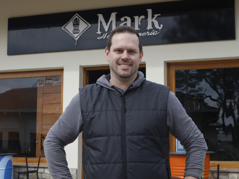 Mark Bandeira &eacute; o empreendedor &agrave; frente da Mark Hamburgueria Foto: BRENO BAUER/JC