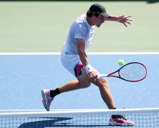 Fonseca segura melhor saque do mundo e vence atual campeão na Basileia